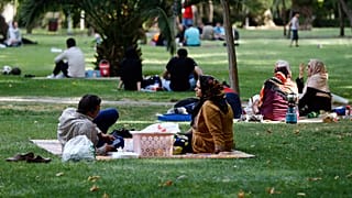 إيرانيون يجلسون في أحد المتنزهات بالعاصمة طهران. 21/06/2019