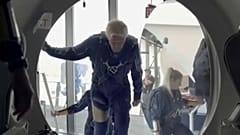 Richard Branson, Virgin Galactic aracına binerken