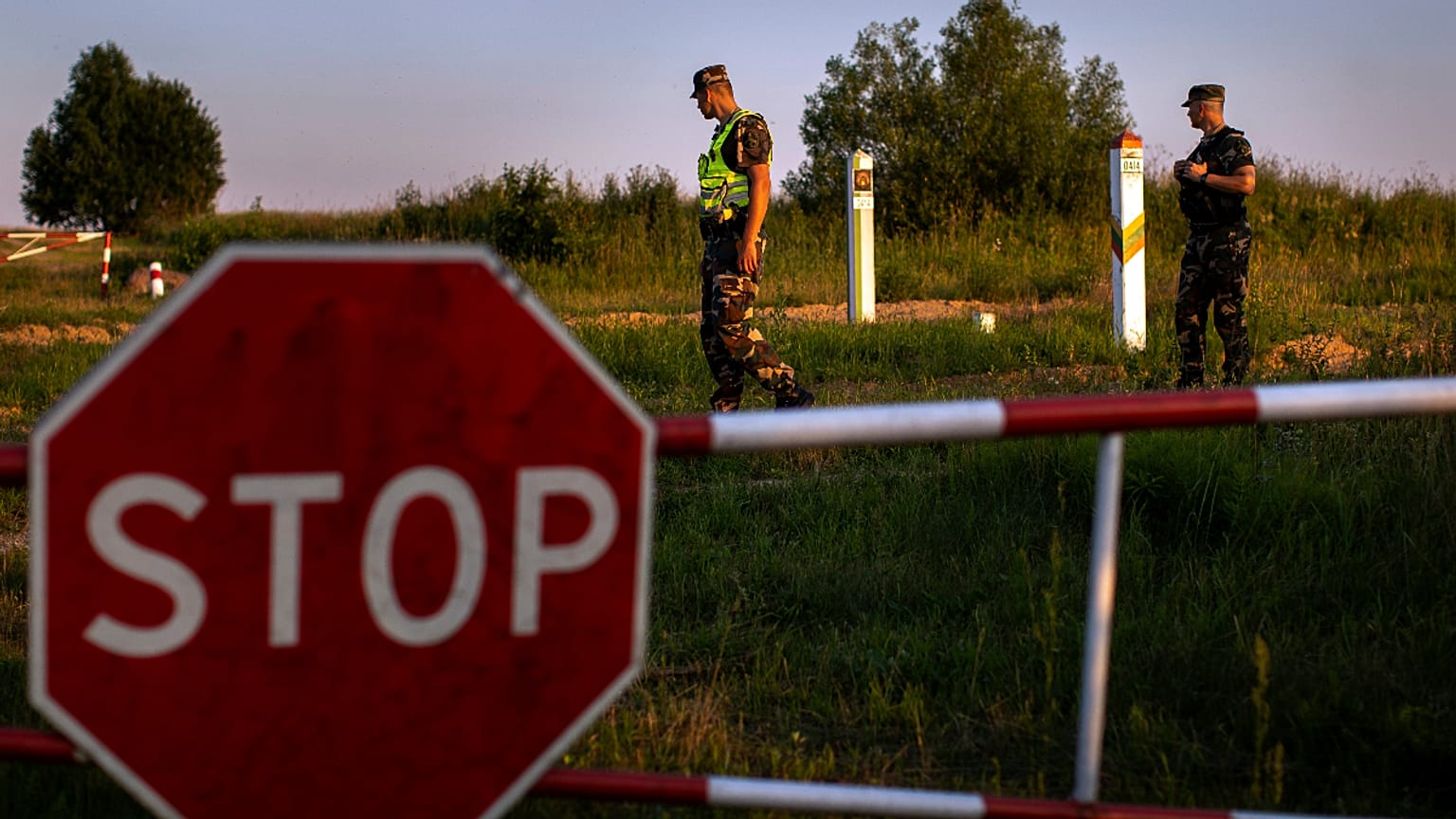 Guardas fronteiriços da Lituânia junto ao posto de Purvenai, perto da Bielorrússia