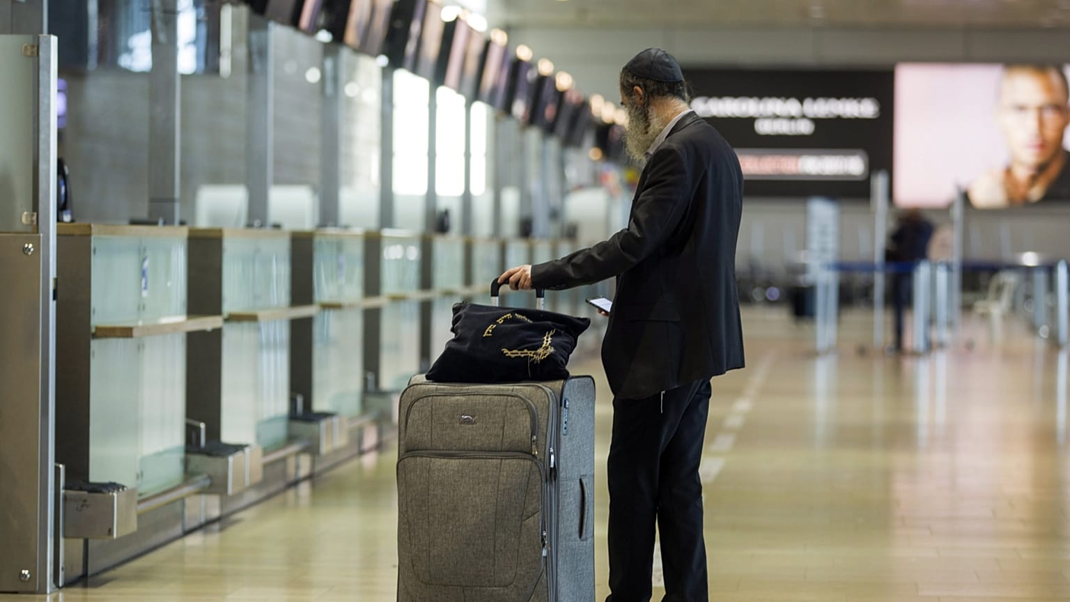 Archív felvétel: indulására várakozó utas a néptelen Ben Gurion repülőtéren