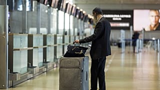 Archív felvétel: indulására várakozó utas a néptelen Ben Gurion repülőtéren