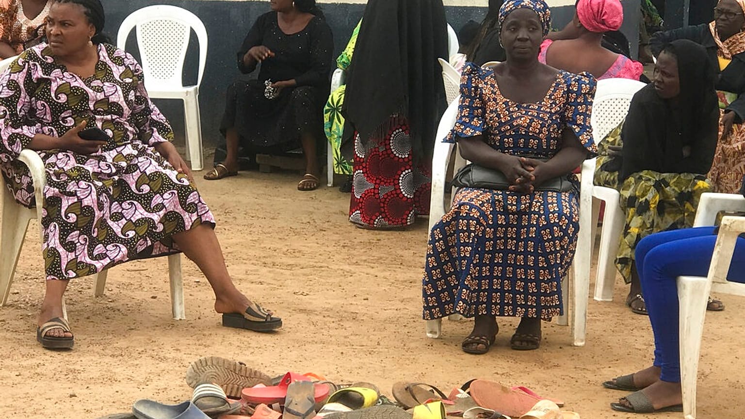 Familiares aguardam notícias sobre os jovens raptados