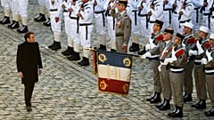 Cumhurbaşkanı Emmanuel Macron şeref kıtasını selamlarken