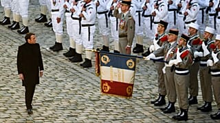 Cumhurbaşkanı Emmanuel Macron şeref kıtasını selamlarken