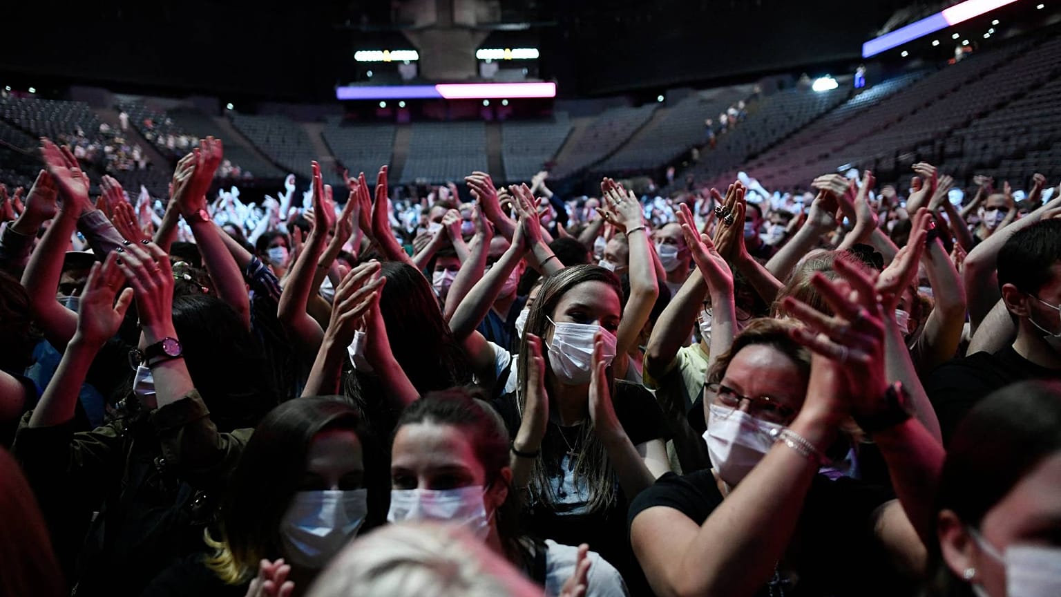 Paris'te 4 bin kişi Bercy AccorHotels Arena'daki Covid-19 "deneme konserine" katıldı. 29 Mayıs 2021
