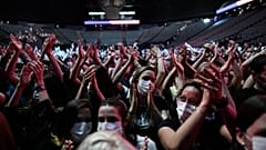 Paris'te 4 bin kişi Bercy AccorHotels Arena'daki Covid-19 "deneme konserine" katıldı. 29 Mayıs 2021