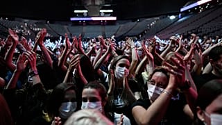 Paris'te 4 bin kişi Bercy AccorHotels Arena'daki Covid-19 "deneme konserine" katıldı. 29 Mayıs 2021