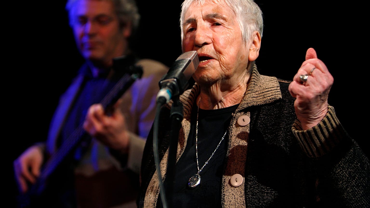 Esther Bejarano bei einem Auftritt (Januar 2010)