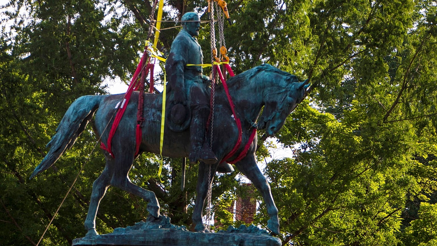Virginia eyaletinde kaldırılan Konfederasyon heykeli