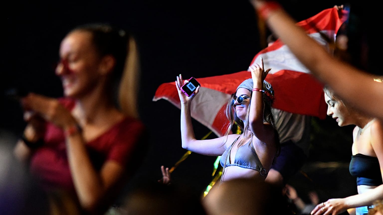 Festivaleiros desfrutam de um dos raros festivais de vero na Europa