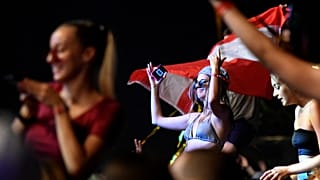 Festivaleiros desfrutam de um dos raros festivais de vero na Europa