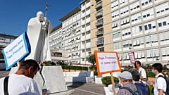 Fiéis à porta da clínica onde recupera o Sumo Pontífice