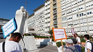 Fiéis à porta da clínica onde recupera o Sumo Pontífice