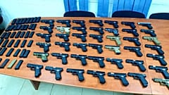 أعلن الجيش الإسرائيلي إحباط محاولة تهريب أسلحة على الحدود مع لبنان، بضبط 43 قطعة سلاح في منطقة الغجر