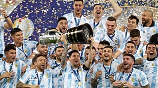 الأرجنتيني ليونيل ميسي يرفع كأس كوبا أمريكا ويحتفل بالفوز على البرازيل في ريو دي جانيرو. 2021/07/10