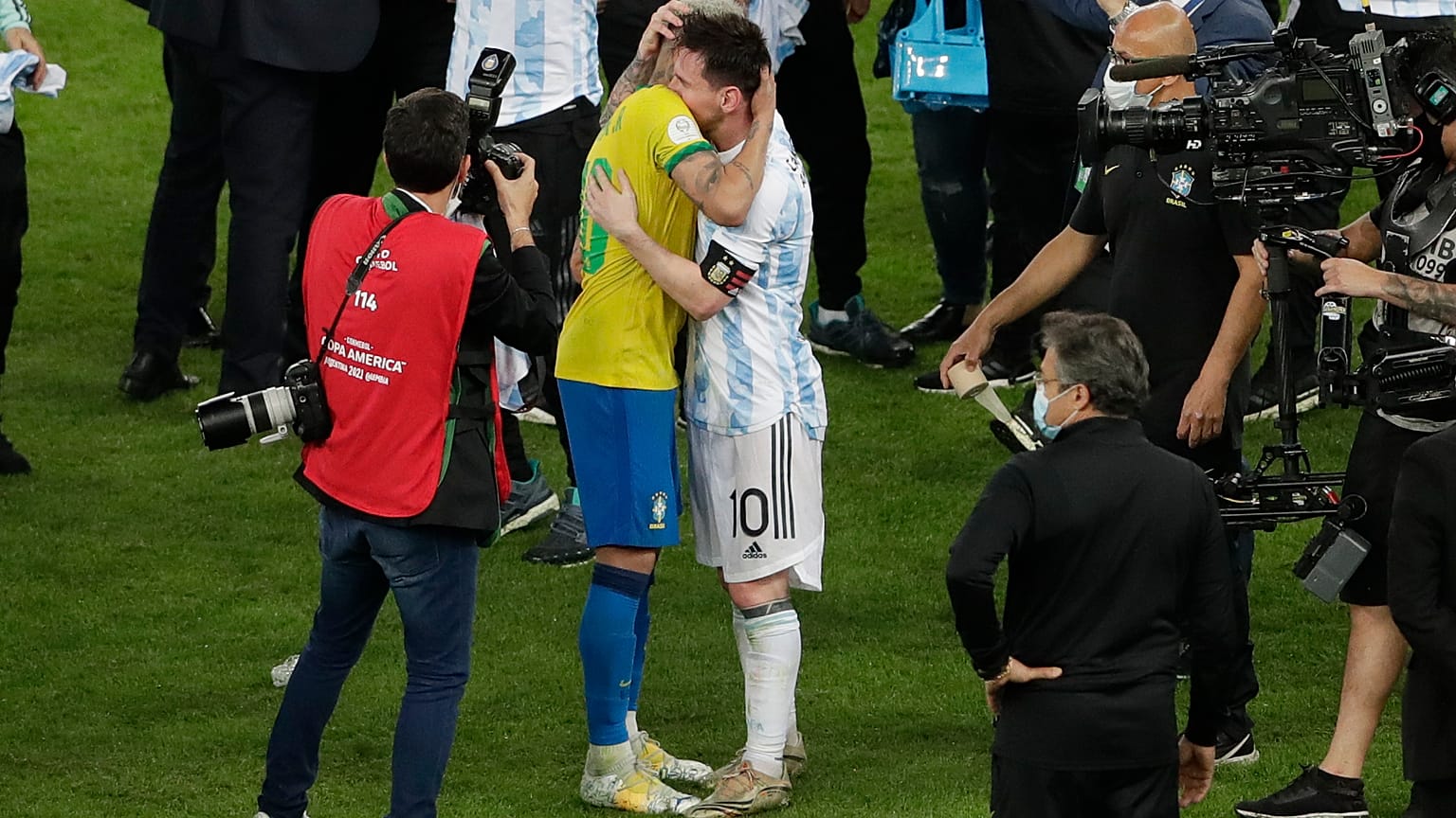 اللاعب الرازيلي نيمار بعانق الأرجنتيني ميسي في نهائي كوبا اميركا في ريو دي جانيرو. 2021/07/10