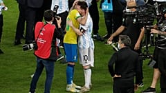 اللاعب الرازيلي نيمار بعانق الأرجنتيني ميسي في نهائي كوبا اميركا في ريو دي جانيرو. 2021/07/10
