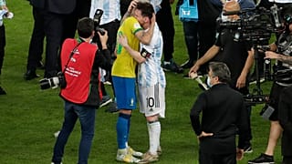 اللاعب الرازيلي نيمار بعانق الأرجنتيني ميسي في نهائي كوبا اميركا في ريو دي جانيرو. 2021/07/10