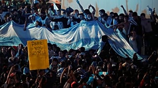 انصار المنتخب الارجنتيني في بيونس آيرس يحتفلون بفوز فريقهم بكأس كوبا أميركا أمام البرازيل. 2021/07/10