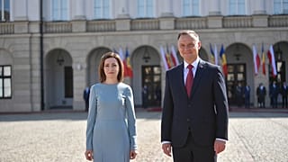 Maia Sandu moldovai elnök a lengyel államfővel a varsói elnöki palotánál június 21-én
