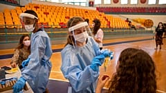 Israel: Regierungschef besorgt Corona-Impfstoff für Teenager