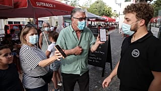 Clientes exibem o certificado digital à entrada de um restaurante em Lisboa
