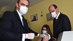 Olivier Véran, ministre de la santé français, accompagné de Jean Castex, premier ministre, vaccine une femme le 24 juin 2021