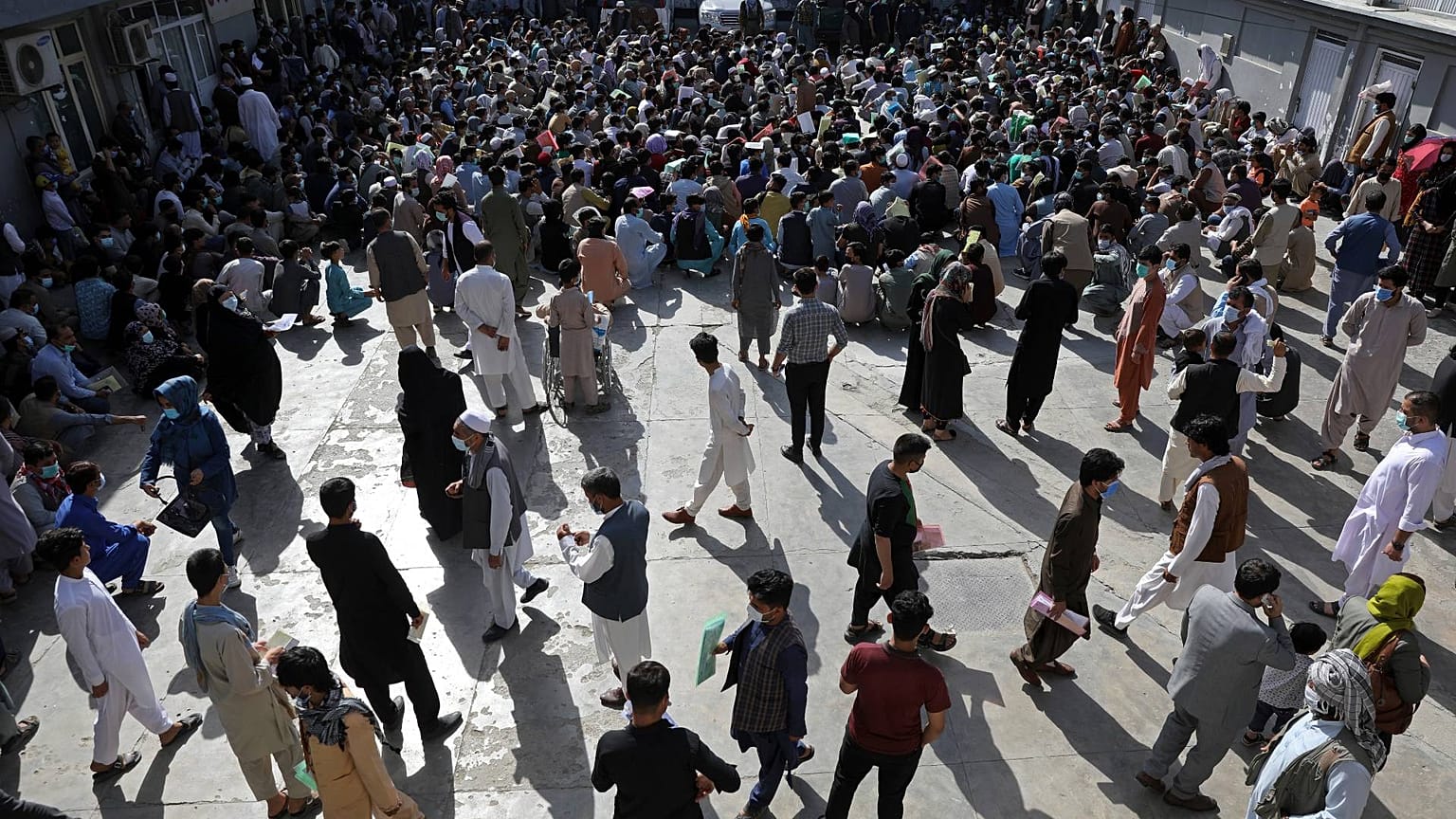 ABD'nin Afganistan'dan geri çekilme kararı sonrası Kabil'de binlerce kişi pasaport başvurusu yaptı
