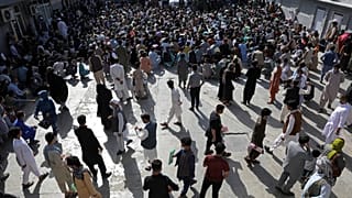 ABD'nin Afganistan'dan geri çekilme kararı sonrası Kabil'de binlerce kişi pasaport başvurusu yaptı