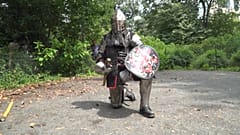 Középkori lovagnak öltözött harcosok verekszenek a New York-i Central Parkban 
