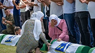 Une femme pleure alors qu'une victime du massacre de Srebrenica identifiée récemment va être enterrée au mémorial de Potocari près de Srebrenica, le 11 juillet 2021