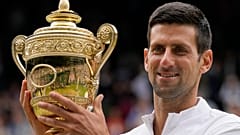 Novak Djokovic muestra su trofeo tras ganar Wimbledon