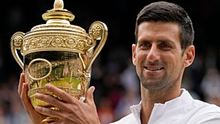 Novak Djokovic muestra su trofeo tras ganar Wimbledon