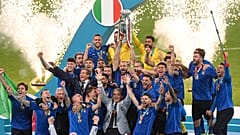 المنتخب الإيطالي يحتفل بفوزه على إنكلترا بضربات الترجيح 3-2 وإحرازه كأس أمم أوروبا للمرة الثانية في تاريخه