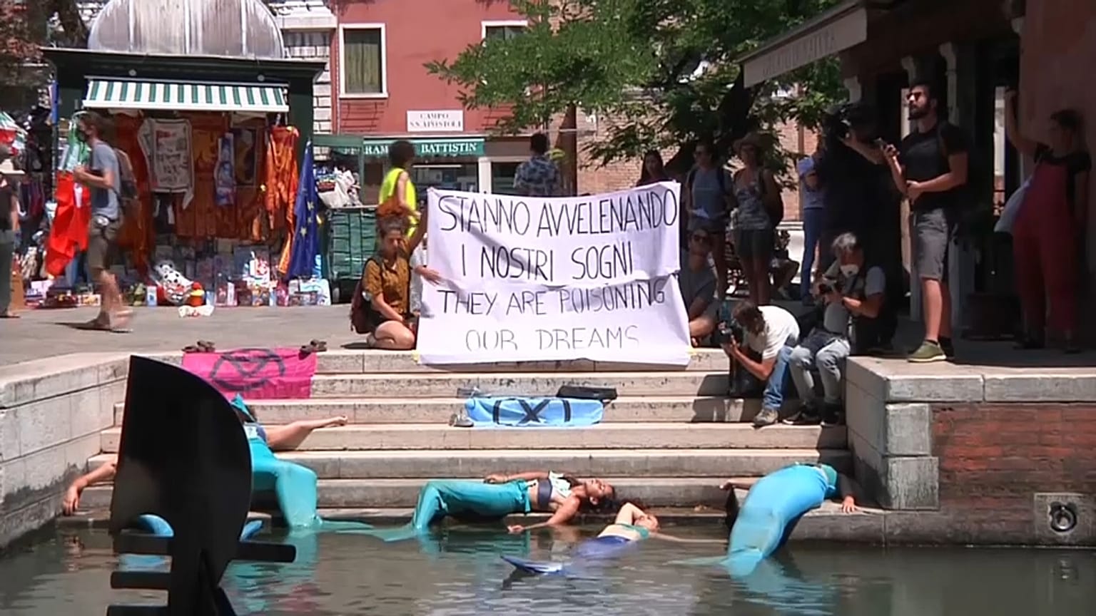 "State avvelenando i nostri sogni". 