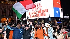 Supporters italiens en liesse après la victoire de l'Italie contre l'Angleterre à l'Euro de football, PIcadilly Circus, Londres, 12 juillet 2021