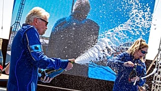 De retour sur terre, Richard Branson fête son (bref) séjour spatial - le 11/07/2021