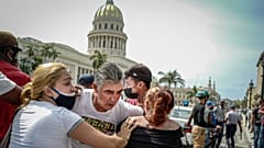 Un manifestante herido en la protesta contra el Gobierno cubano en La Habana