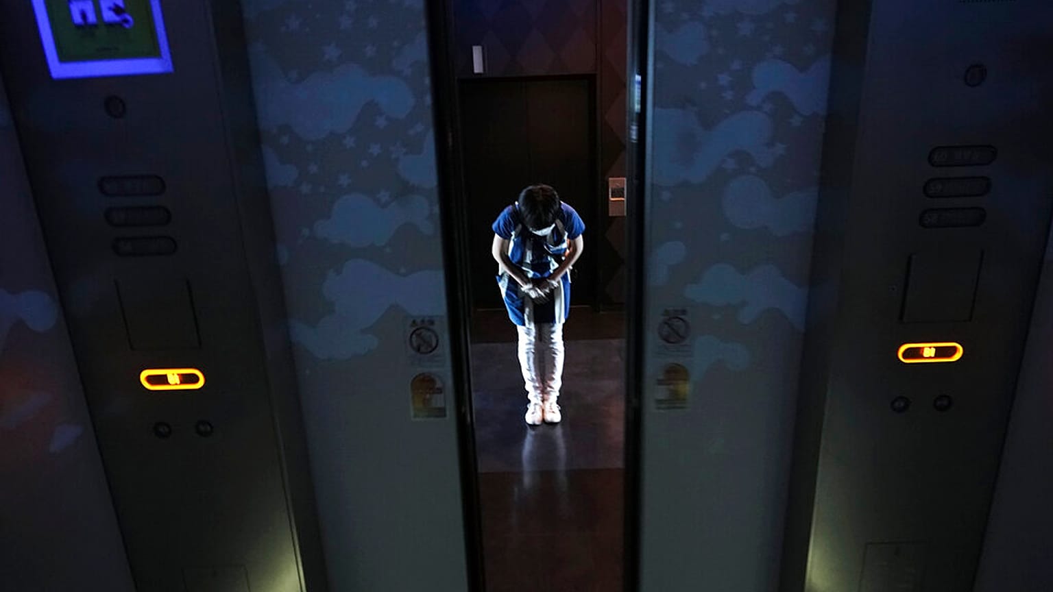 Tokyo'da otel asansörü 