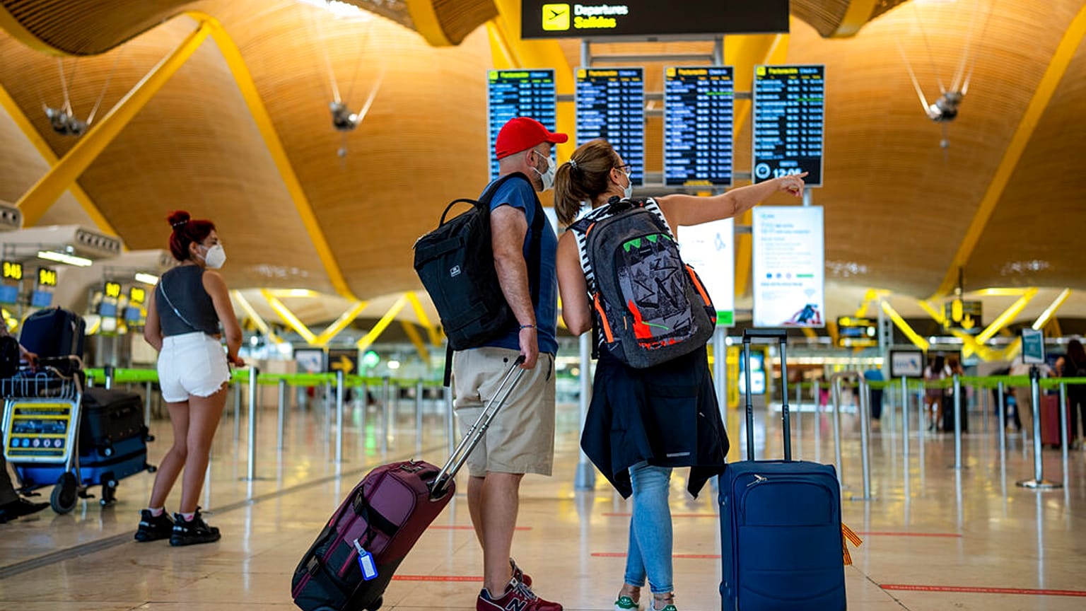 Turistas no aeroporto internacional Adolfo Suarez-Barajas, Madrid, Espanha