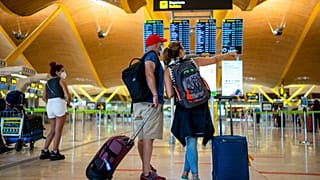 Turistas no aeroporto internacional Adolfo Suarez-Barajas, Madrid, Espanha