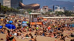 Un grupo de personas toma el sol en la playa de Barcelona, España, el viernes 9 de julio de 2021.