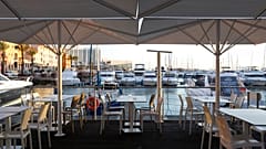 Leere Tische in einem Restaurant in Vilamoura, Portugal