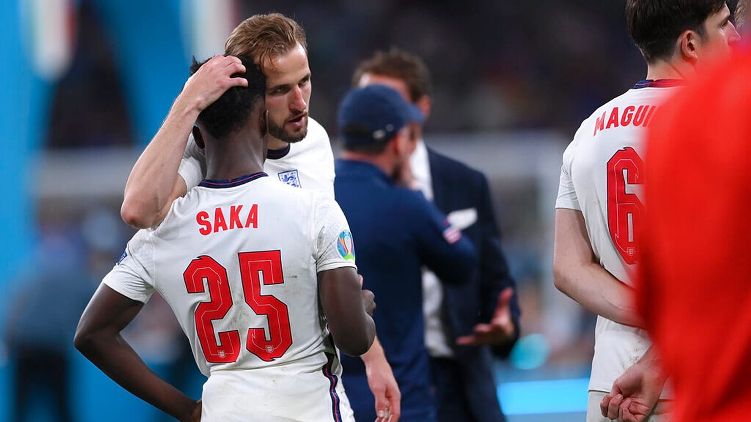 A büntetőpárbaj után vigasztalja Harry Kane Bukayo Sakát. 