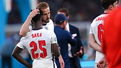 Nationalcoach Gareth Southgate tröstet noch auf dem Rasen den erst 19-jährigen Elfmeterschützen Bukayo Saka