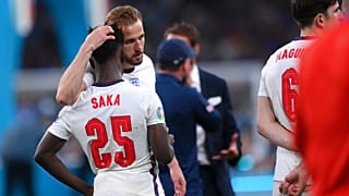 A büntetőpárbaj után vigasztalja Harry Kane Bukayo Sakát. 