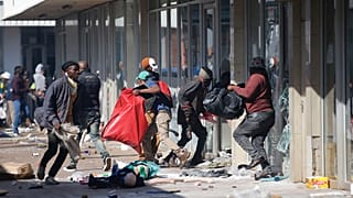 Güney Afrika'da askeri birlikler göreve çağrıldı
