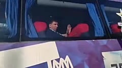 Leo Messi en el bus a su llegada a Buenos Aires