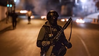 Un garde privé en civil lors d'une action conjointe avec la South Africa Police Service (SAPS) à Jeppestown, Johannesbourg, le 12 juillet 2021