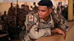 I soldati della forza francese Barkhane che hanno concluso un turno di quattro mesi nel Sahel lasciano la loro base a Gao, in Mali, mercoledì 9 giugno 2021.